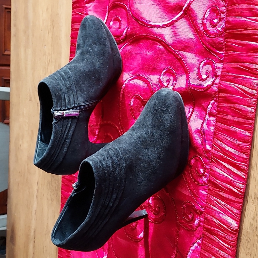 Bandolino Black Suede Leather heeled booties, Sz 7.5, EUC